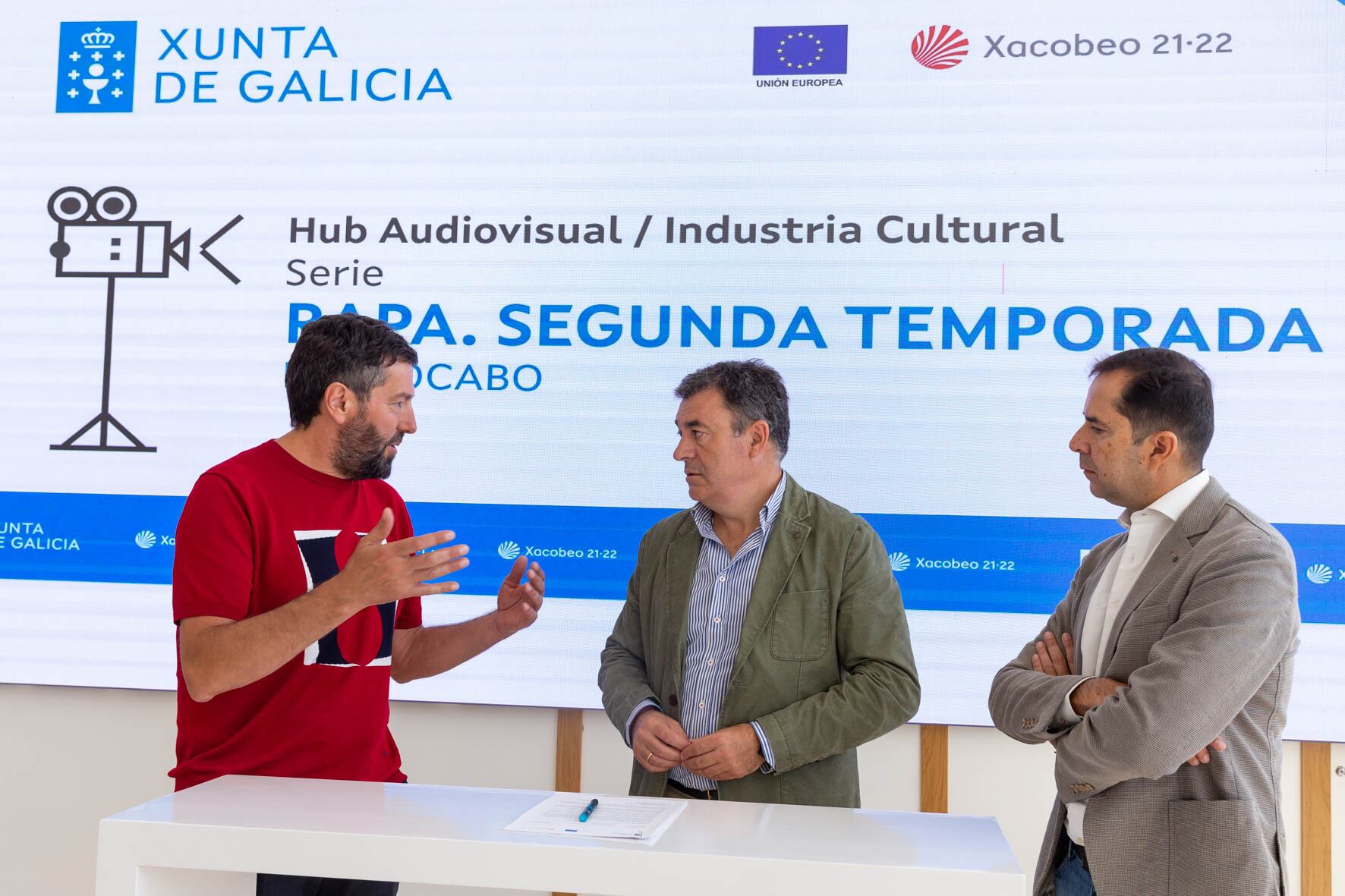 El conselleiro de Cultura, Educación, FP e Universidades, Román Rodríguez, acompañado por el director de Industrias Culturais, Jacobo Sutil, se reunió con Alfonso Blanco, director general de la productora Portocabo