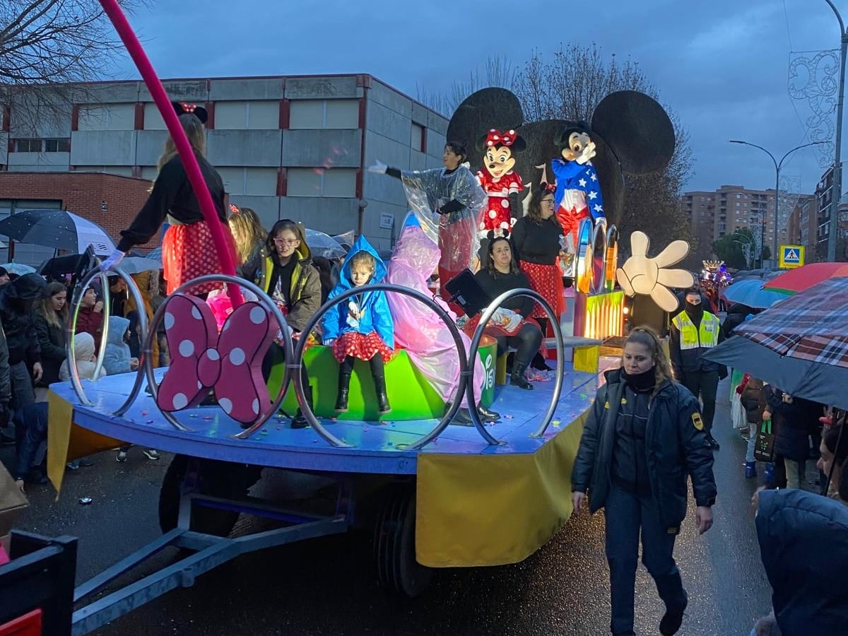 Así ha sido la cabalgata de Reyes 2025 en Talavera, que ha quedado deslucida por la lluvia