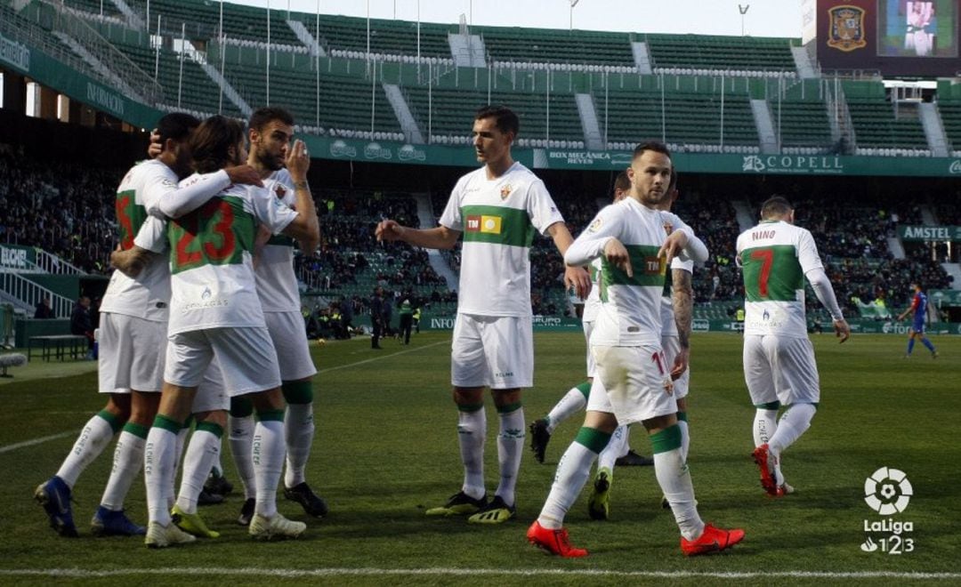 Los jugadores del Elche celebran el 1-0 que anotó Iván de penalti