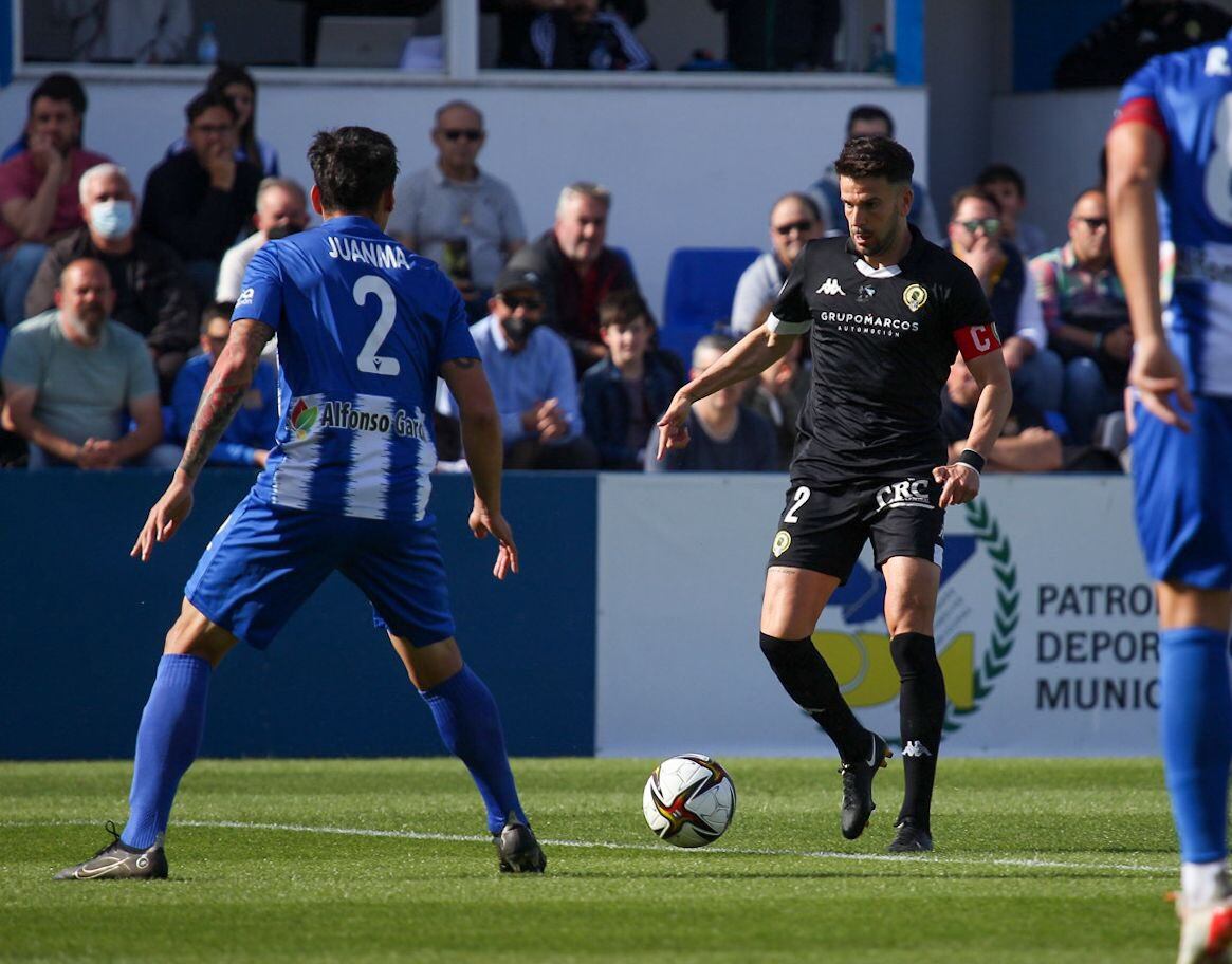 Raúl Ruiz, jugador del Hércules CF, frente  Águilas