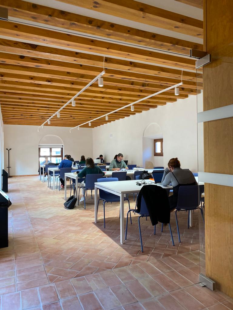 Sala de lectura de la biblioteca Jorge Guillén