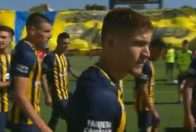 Imagen de la salida de los jugadores al terreno de juego