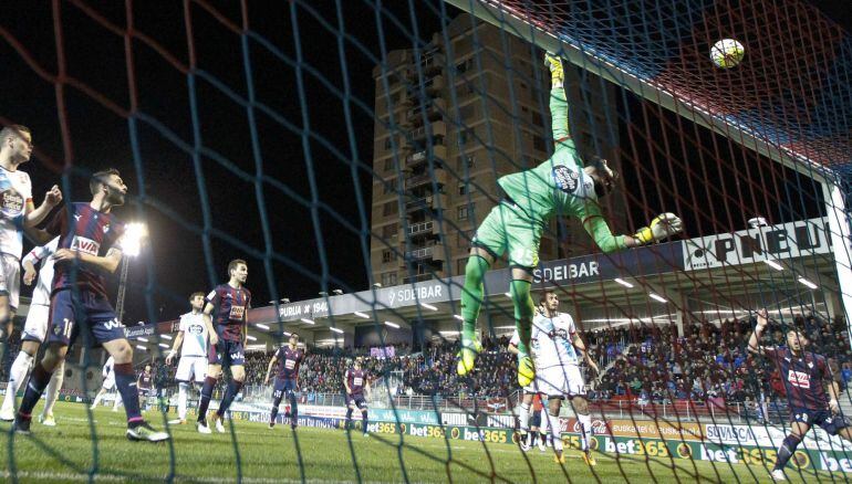 El guardameta del Deportivo, Manu Fernández, despeja un remate de Sergi Enrich, con Escalante y Bastón a la expectativa