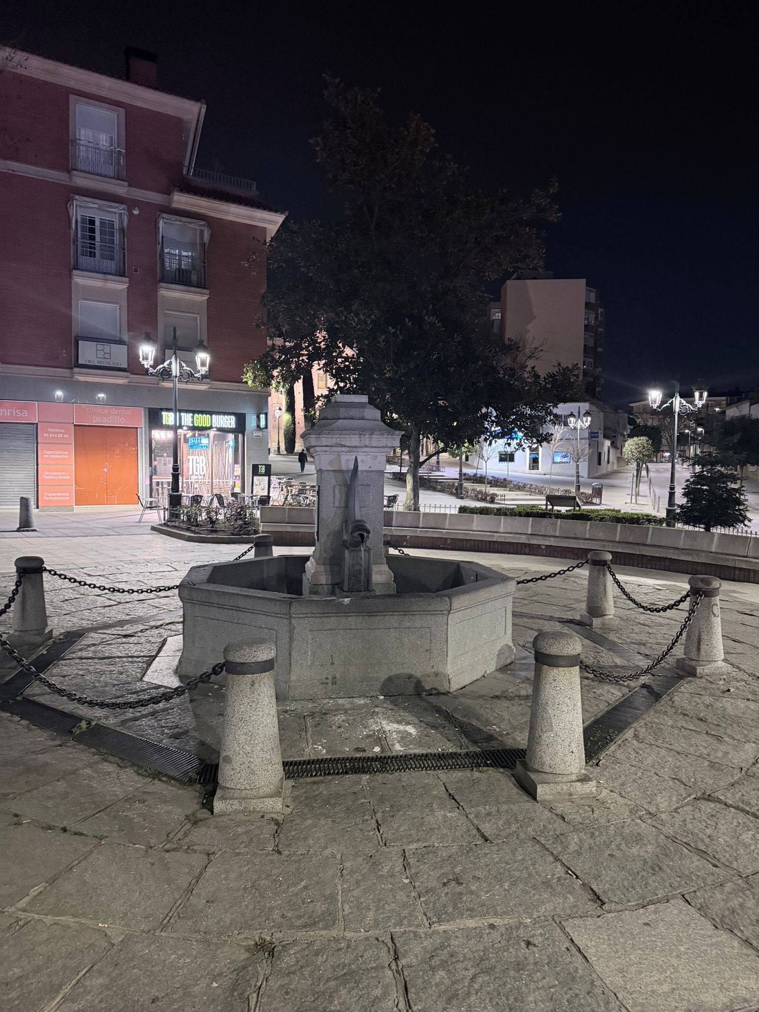 Fuente de Los Peces de Móstoles sin la piedra y el adorno metálico que coronan la fuente y que fueron arrancados y arrojados al suelo