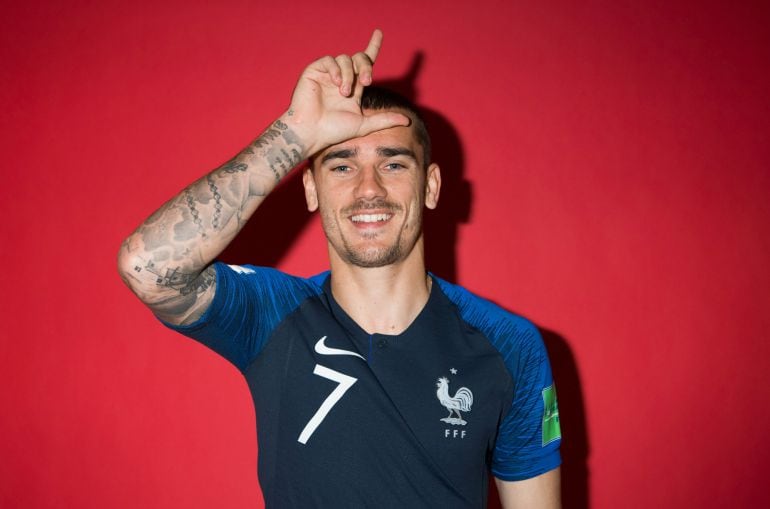 Griezmann posa para una foto con su mano derecha en la cabeza