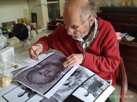 Antonio López con los bocetos proyectados para las puertas de la Catedral de Burgos