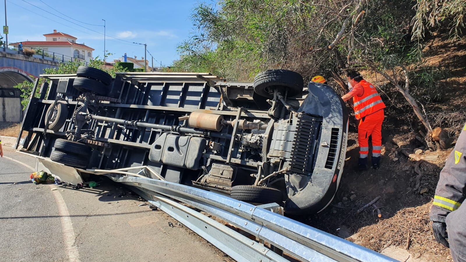 El camión volcado sobre la vía