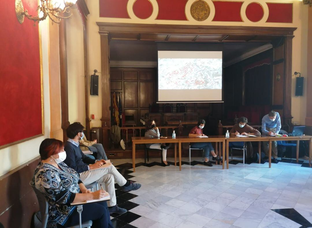 Un momento de la constitución del Observatori de l&#039;Habitatge d&#039;Alcoi celebrado en el Salón de Plenos.