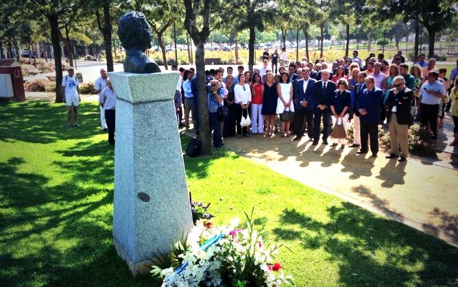 Acto de homenaje a Martín Carpena ante su busco en el Parque Huelin (Málaga)