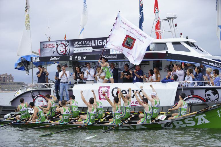 Los remeros de Hondarribia celebran la victoria en Getxo