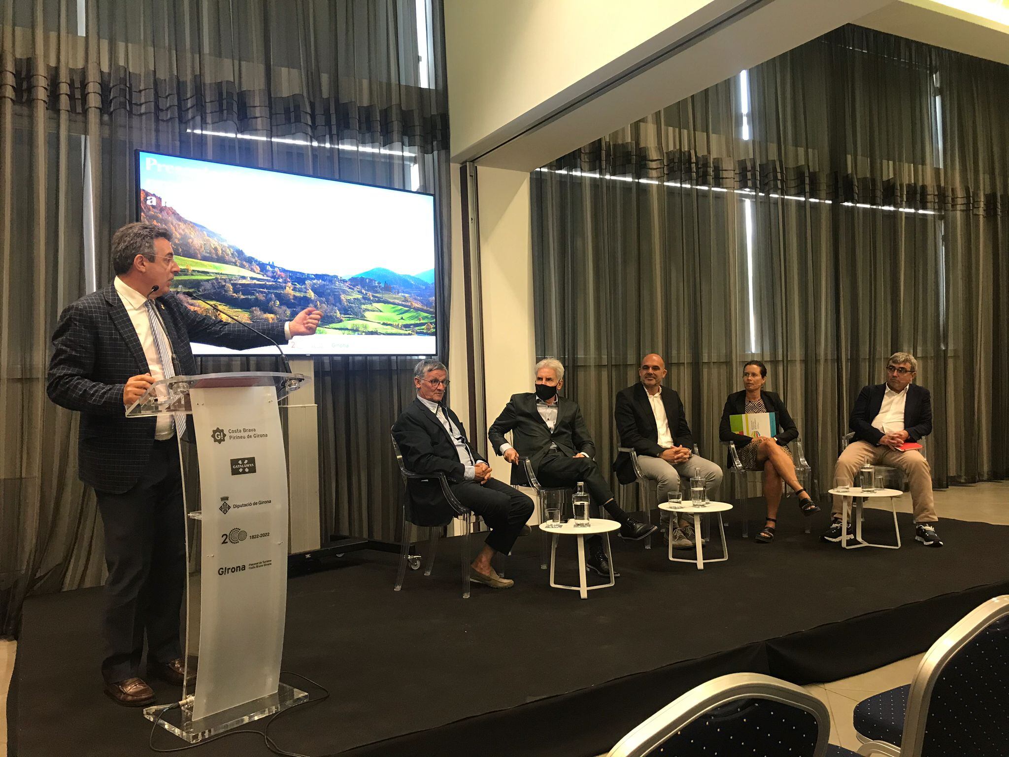 Miquel Noguer i membres del sector turístic gironí