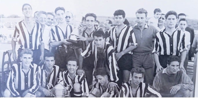 L'Alaior de finals dels anys 50 amb la copa de campió de Tercera Divisió.