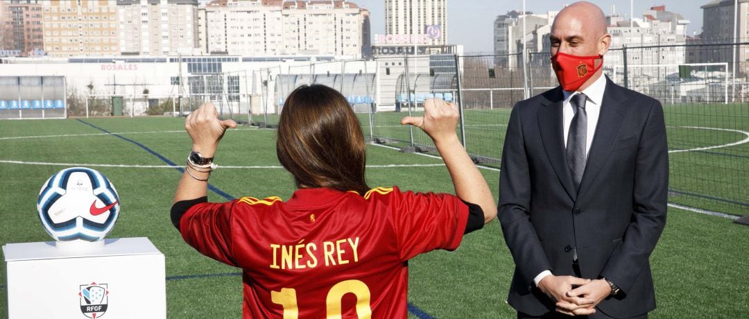 Inés Rey exhibe la camiseta de la selección española de fútbol con su nombre ante Luis Rubiales