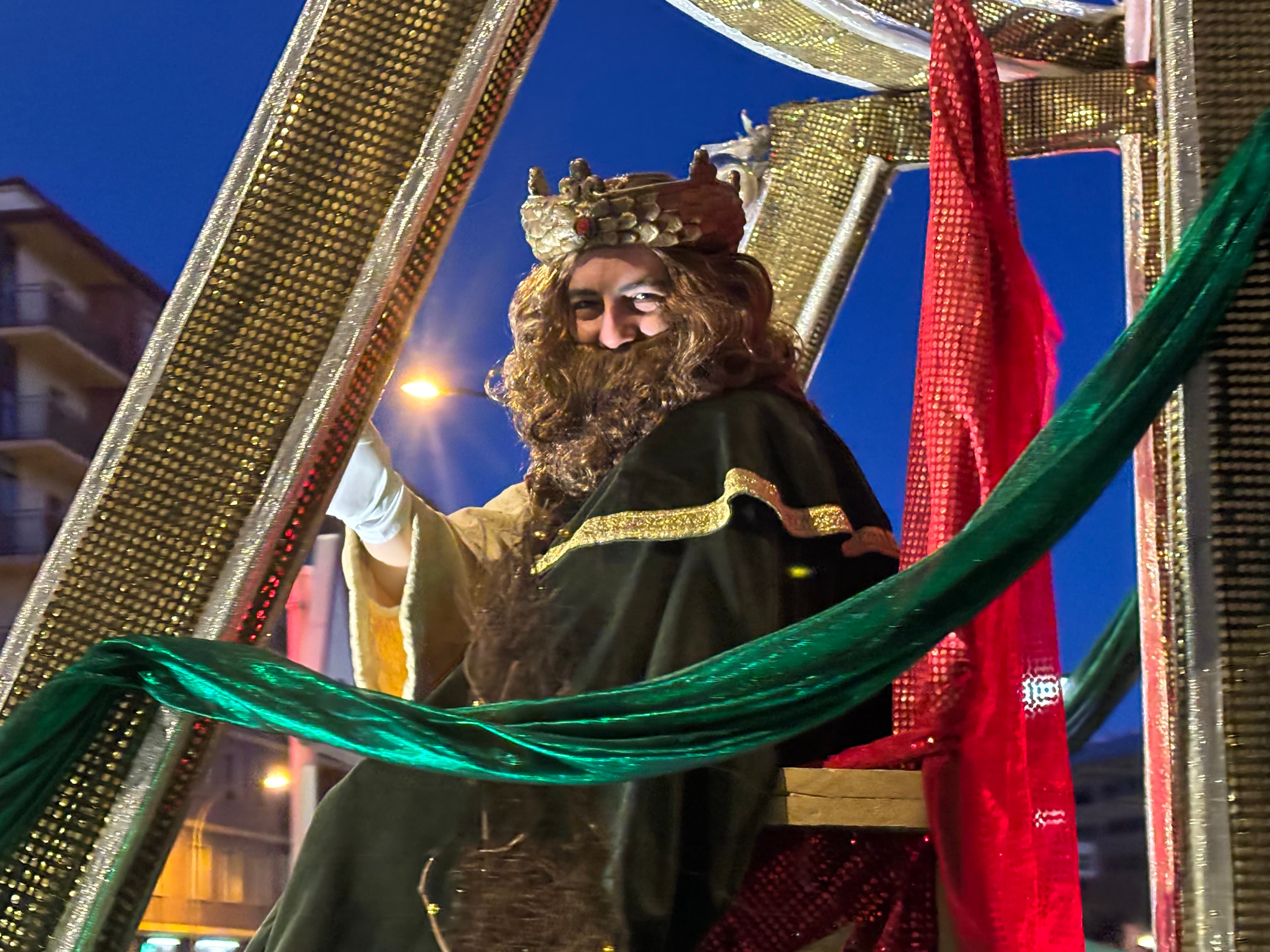 Gaspar saluda a la cámara de la SER en la cabalgata de Aranda