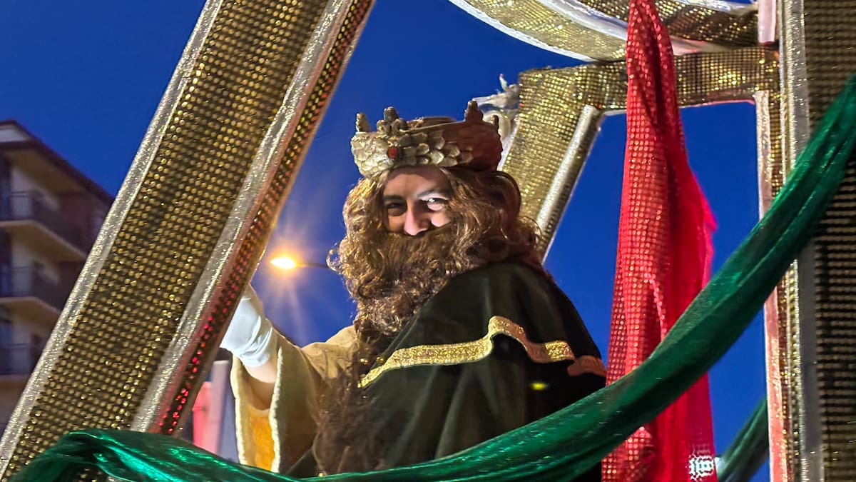 Aranda de Duero recibe a los Reyes Magos entre la ilusión y la emoción de los más pequeños