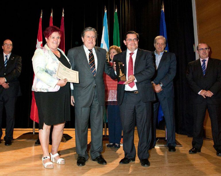 El presidente de la Diputación de Granada, José Entrena (d), recoge el premio &quot;Escoba de Oro&quot; a la gestión de resíduos de la institución