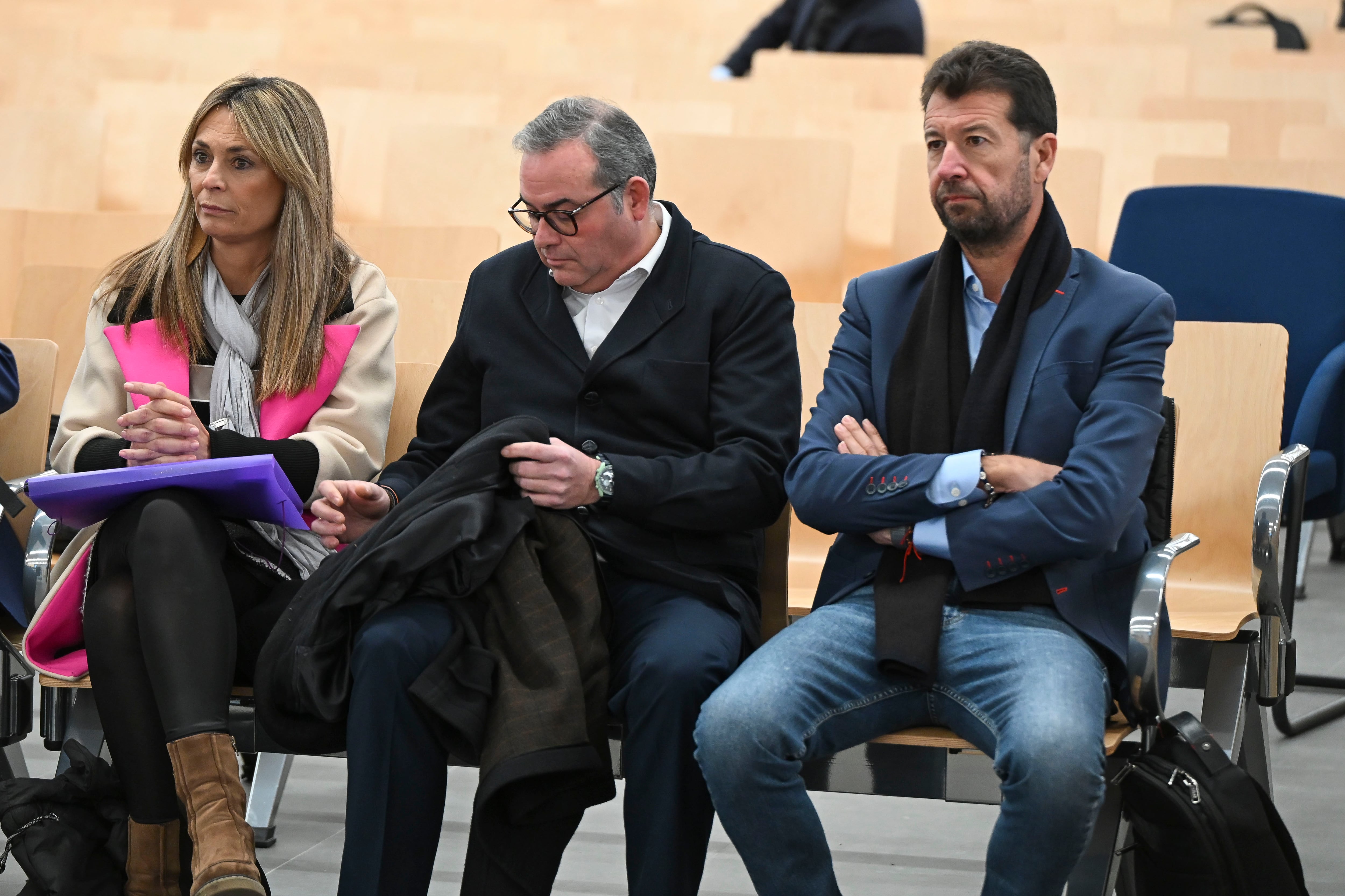 SAN FERNANDO DE HENARES (MADRID), 13/01/2025.- El exconsejero Juan Carlos Ruiz (d) y su jefe de gabinete, José Fidel Saura (c), junto a la que fuera directora del Instituto de Turismo de Murcia, María Dolores Martínez (i), durante el juicio a la rama murciana del caso Púnica que ha comenzado este lunes en la Audiencia Nacional. EFE/Fernando Villar
