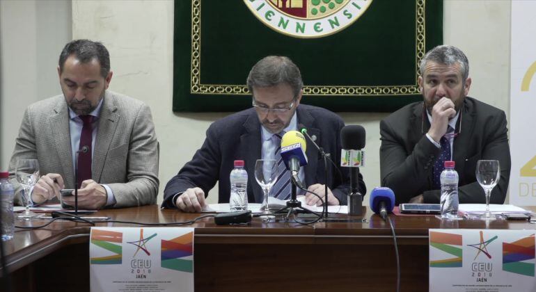 El rector de la UJA, Juan Gómez Ortega expone el proyecto deportivo 