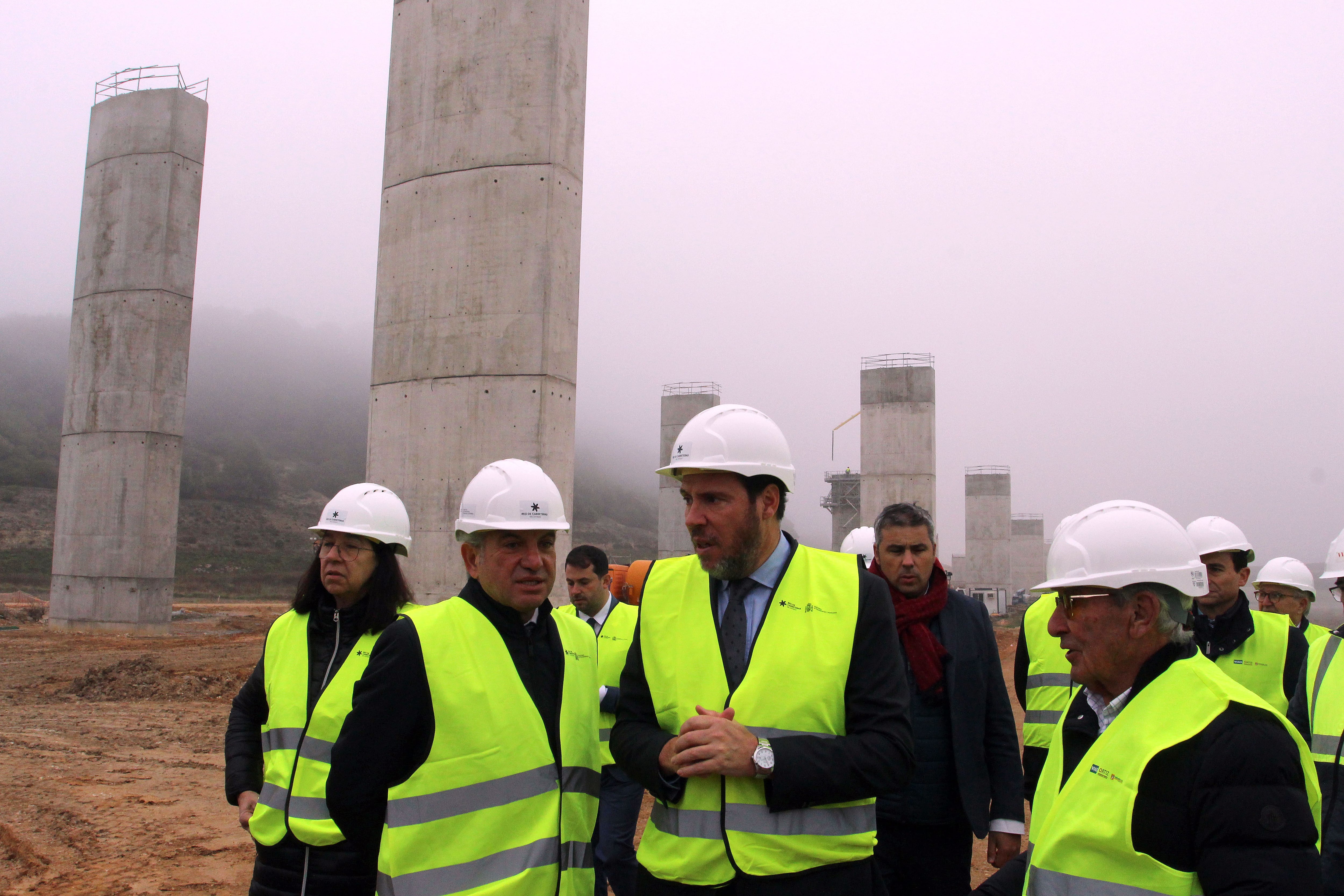 El ministro de Transportes y Movilidad Sostenible, Óscar Puente, supervisa el desarrollo de las obras de la autovía A-11 que se ejecutan en el tramo Quintanilla-Olivares, en la provincia de Valladolid