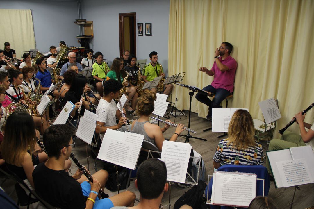 Ensayo de la banda municipal de música de Cuéllar integrada por alumnos de la escuela de música