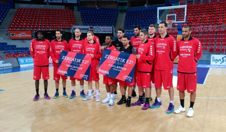 La plantilla de Laboral Kutxa posa en el Buesa Arena durante el Media Day previo a la Final Four de Berlín.