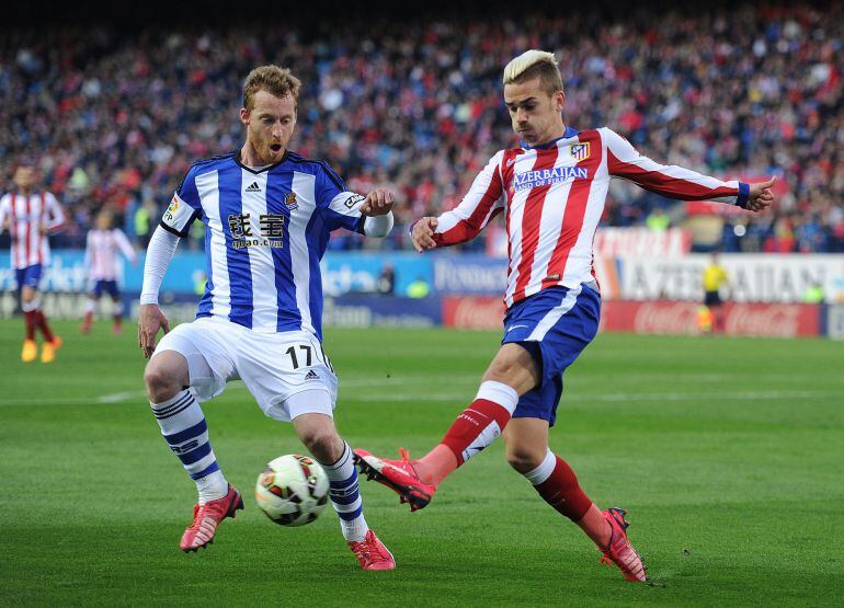 Antoine Griezmann y Zurutuza pelean por un balón