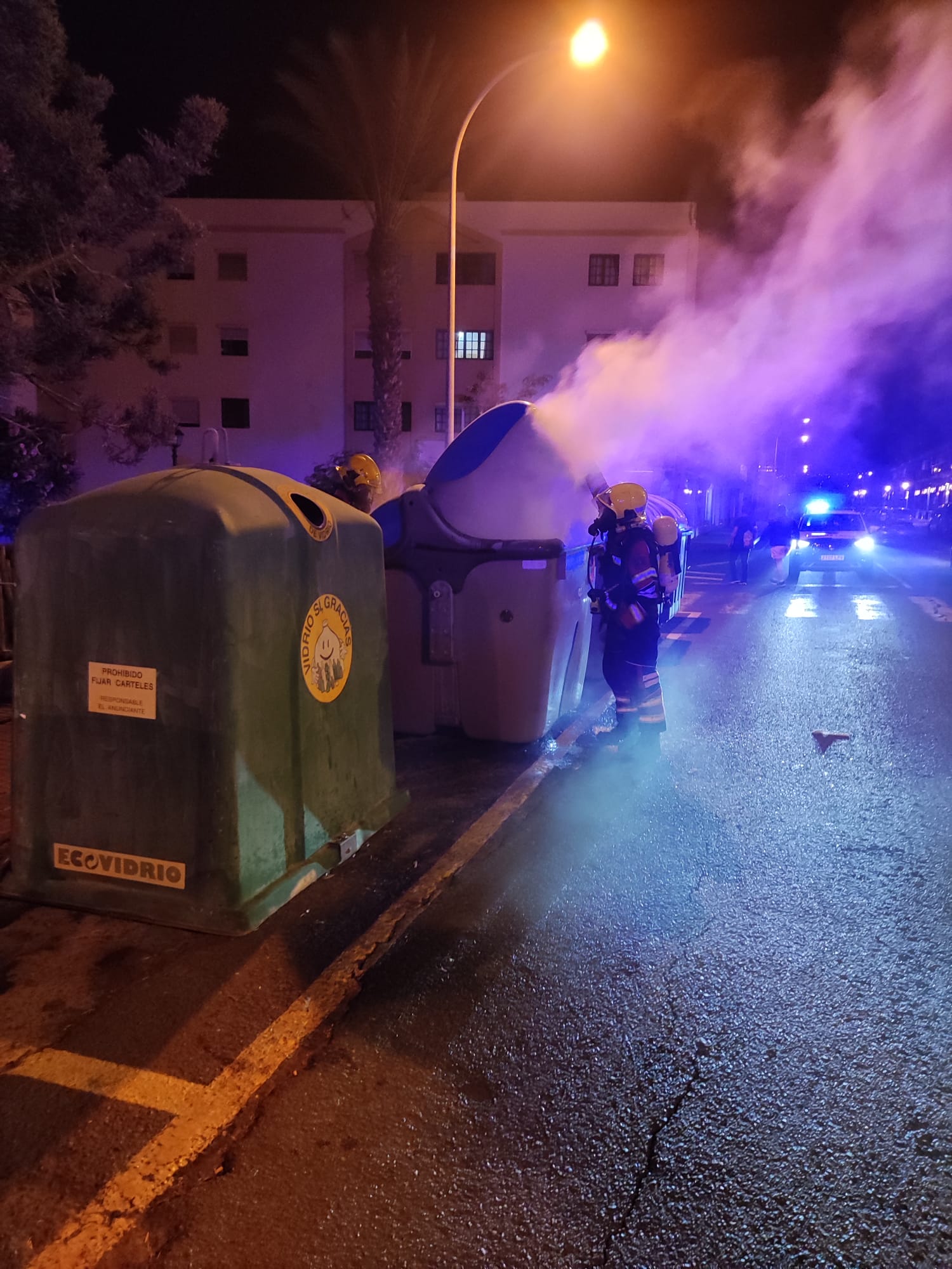 Los bomberos extinguiendo el incendio de un contenedor en la calle Triana de Arrecife.