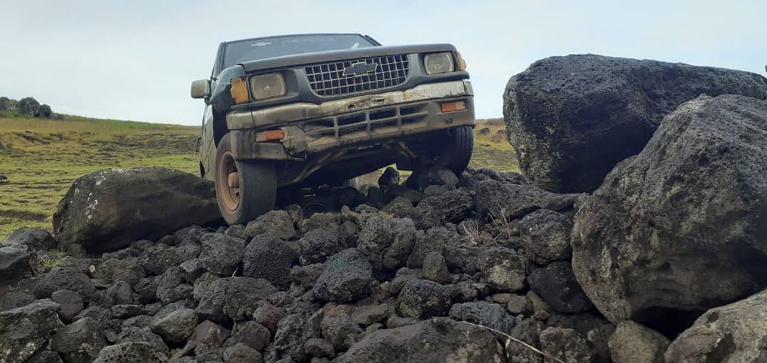 Momento en el que un turista estrella su camioneta contra un moai del Parque Nacional Rapa Nui, en la isla de Pascua