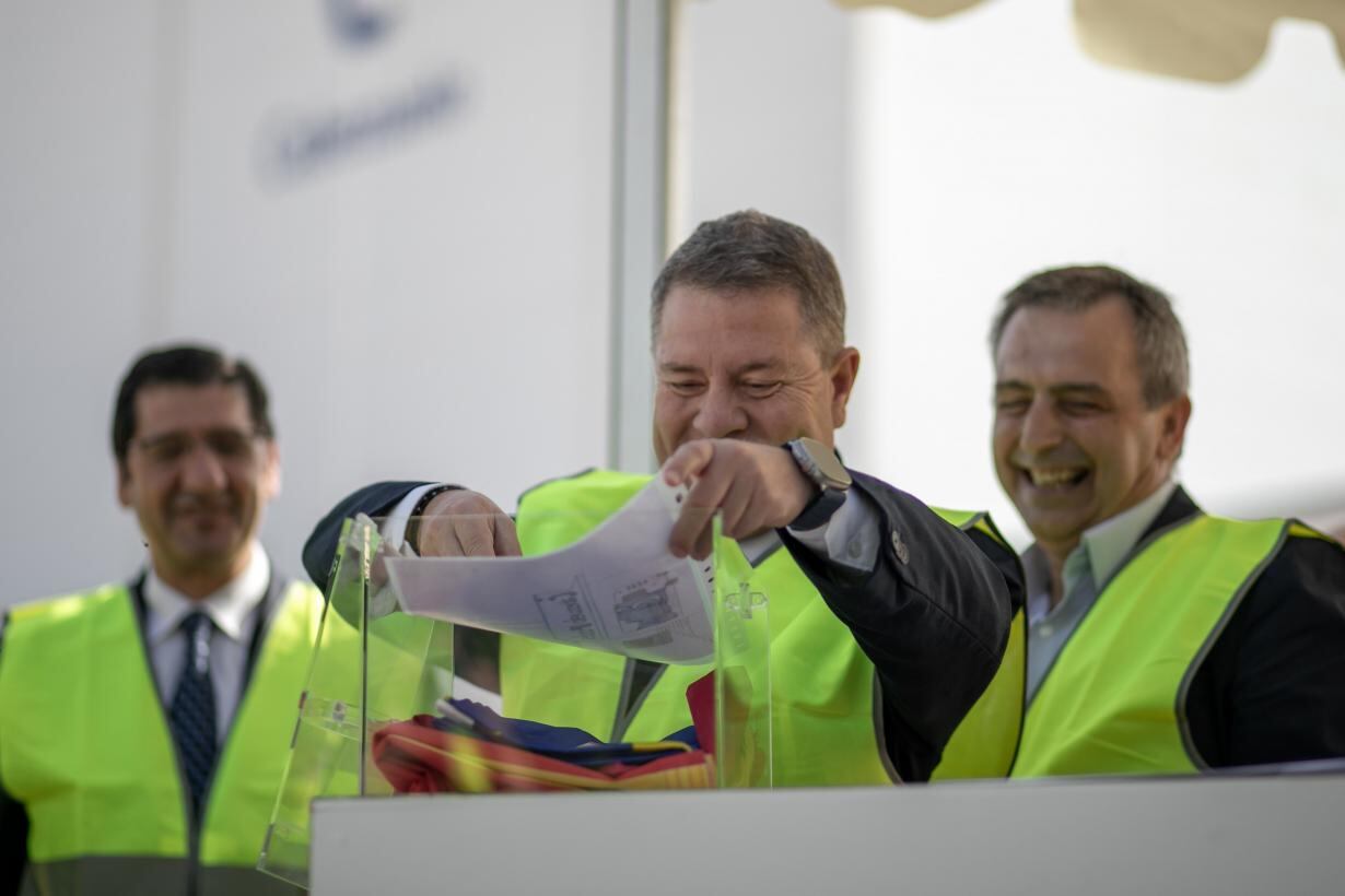 El presidente de Castilla-La Mancha, Emiliano García-Page, colocando en Socuéllamos la primera piedra de la nueva fábrica de ‘Cabezuelo Foods’