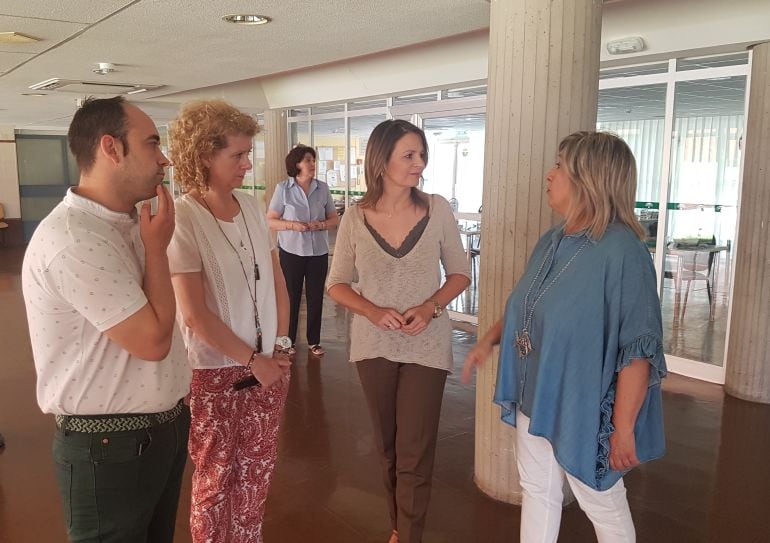 Ana Cobo, delegada del gobierno en Jaén, durante su visita al centro &quot;Zaytum&quot; para explicar el proyecto de rehabilitación.