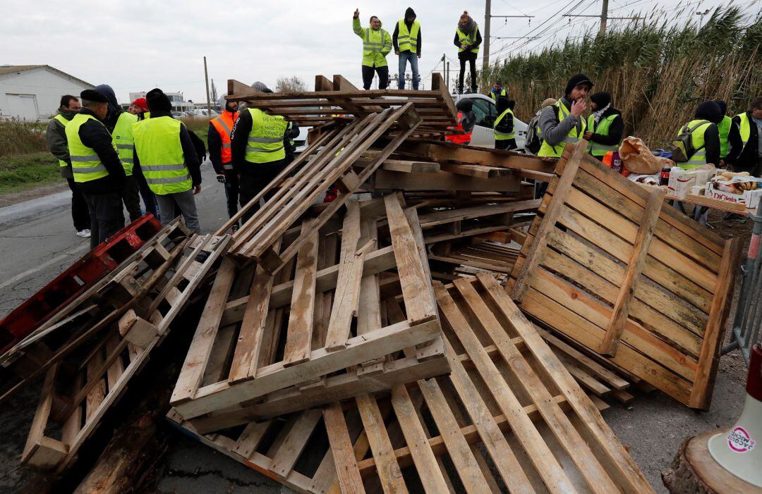 Protestes dels anomenats armilles grogues en una via d&#039;accés a una refineria francesa.