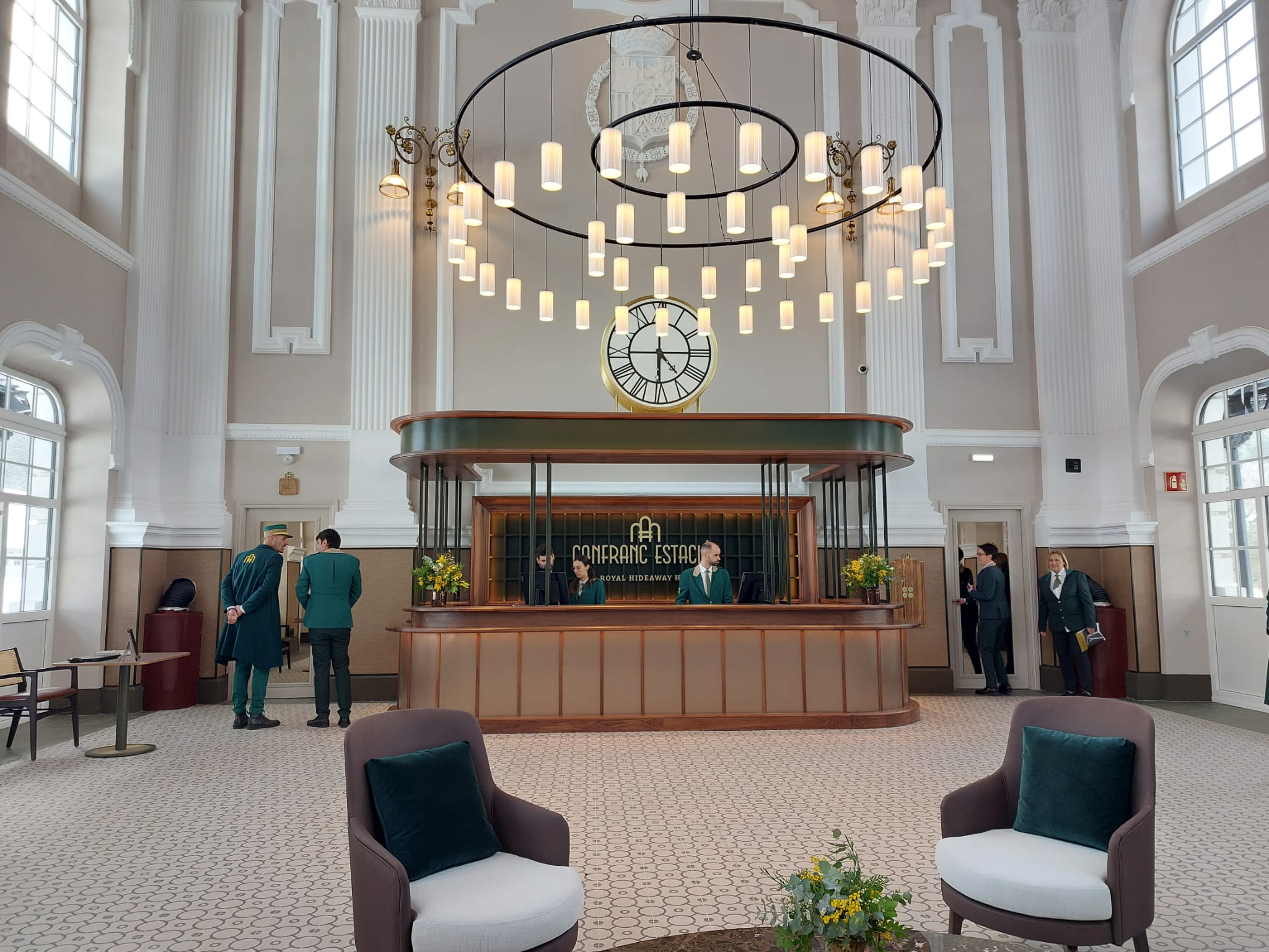 El vestíbulo de la Estación tiene acceso público y es la recepción del Hotel