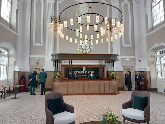 El vestíbulo de la Estación tiene acceso público y es la recepción del Hotel