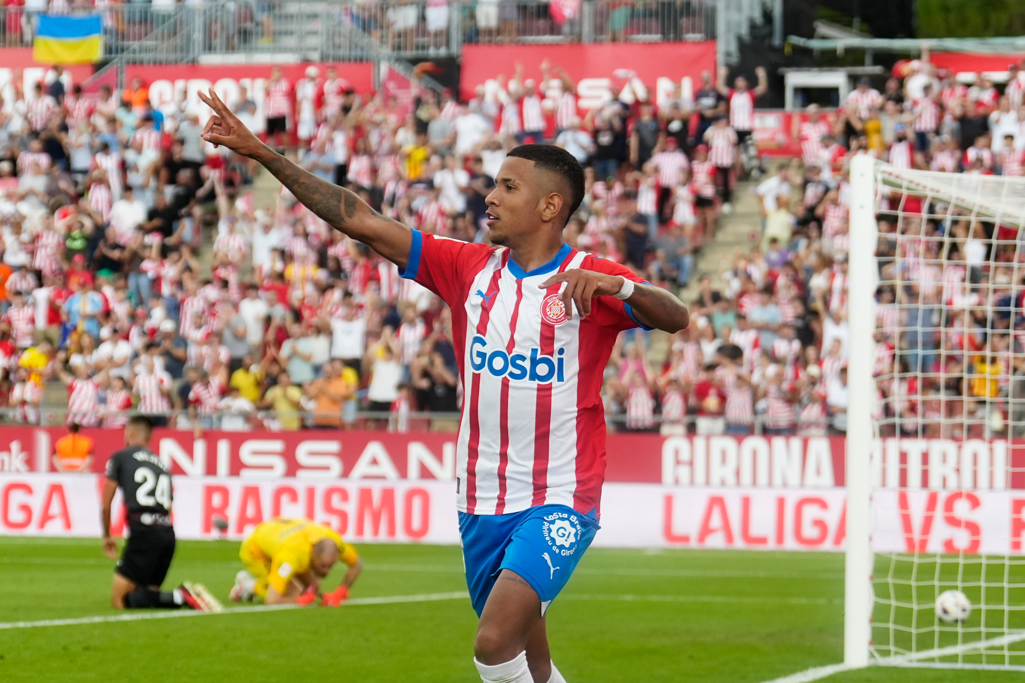 GIRONA, 23/09/2023.- Savio, delantero brasileño del Girona FC celebra su gol durante el encuentro correspondiente a la jornada 6 de LaLiga que enfrentó al Girona y al Mallorca en el Estadi Montilivi en Girona, este sábado. EFE/ David Borrat
