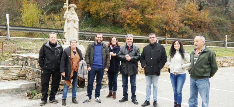 Los candidatos del PSOE por León al Congreso y al Senado en el tramo berciano de la Ruta Jacobea en Vega de Valcarce