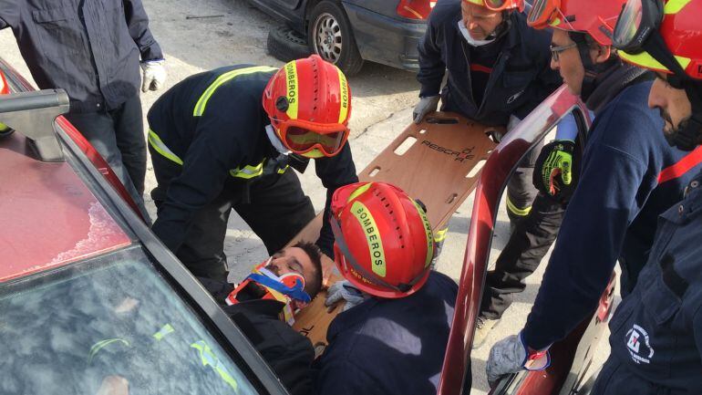 Bomberos del consorcio provincial en el simulacro de  un accidente de tráfico