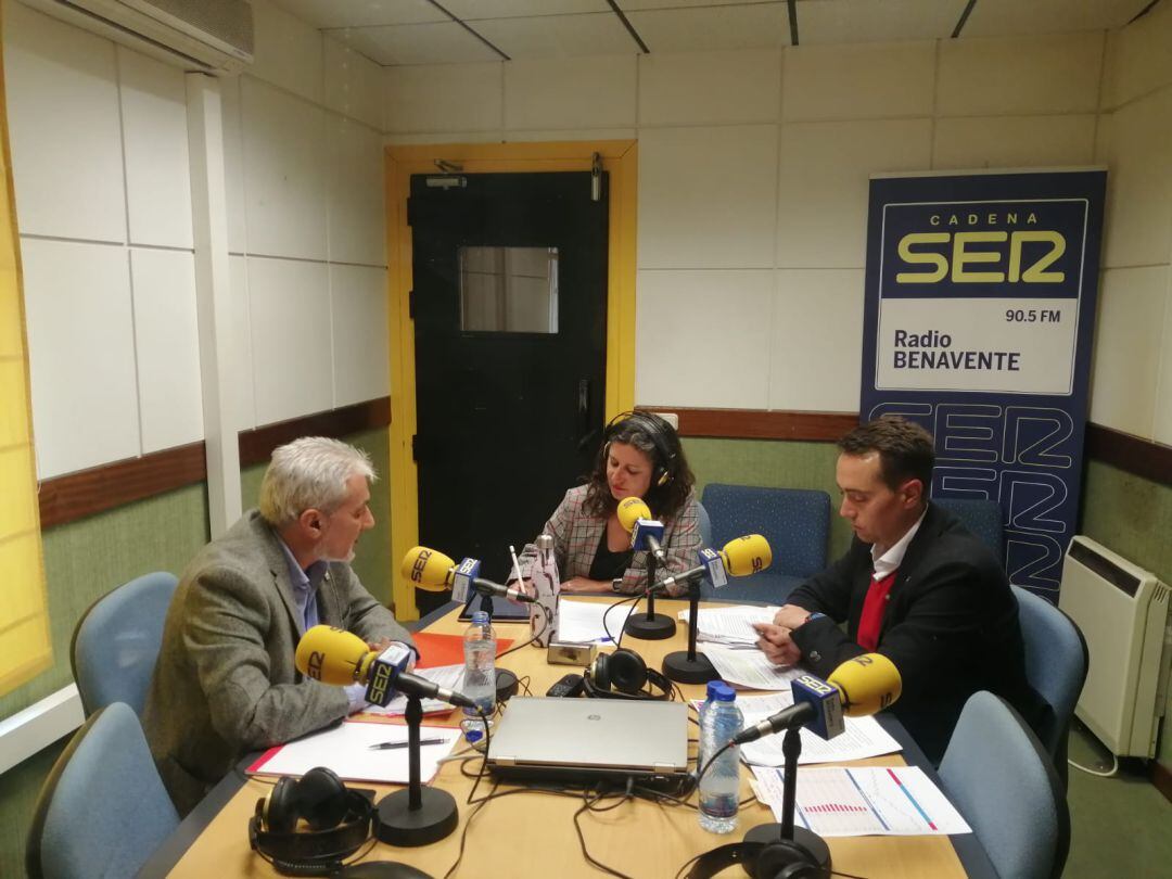 Manuel Burón, Esther Martín y Luciano Huerga durante un momento del debate en los estudios de Radio Benavente