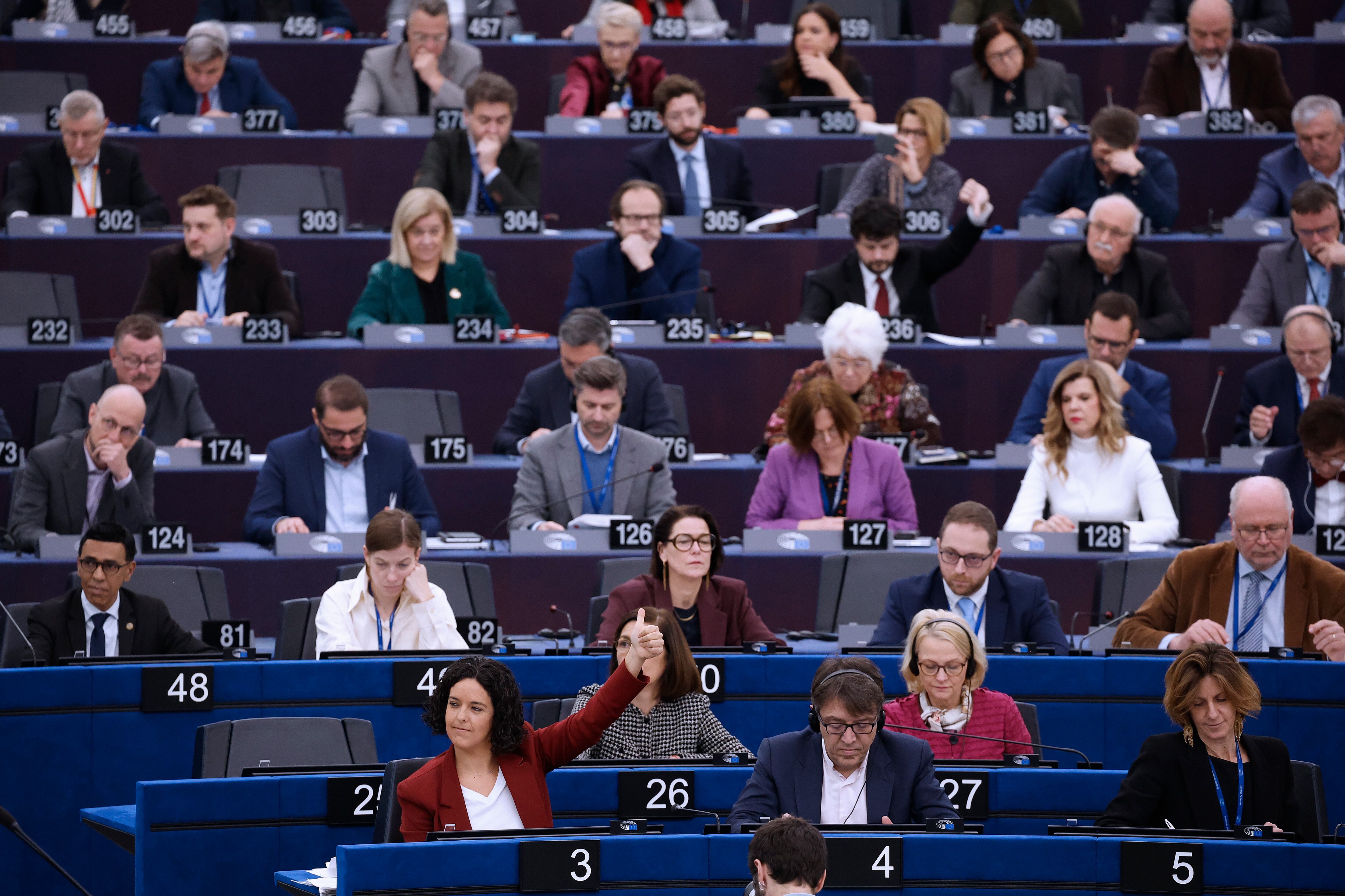 Strasbourg (France), 21/01/2026.- French member of the European Parliament (GUE/NGL), Manon Aubry (down L), gestures during the vote to refer the case to the Court of Justice of the European Union regarding the EU-Mercosur trade deal in Strasbourg, France, 21 January 2026. Lawmakers voted in favour of asking the Court of Justice of the European Union (CJEU) to determine whether the deal is compatible with the EU's policy. Thousands of farmers from France and other European countries, along with more than 700 tractors protested in Strasbourg against the EU-Mercosur trade deal. (Francia, Estrasburgo) EFE/EPA/YOAN VALAT