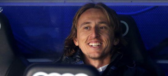 Modric sonríe en el banquillo del Bernabéu