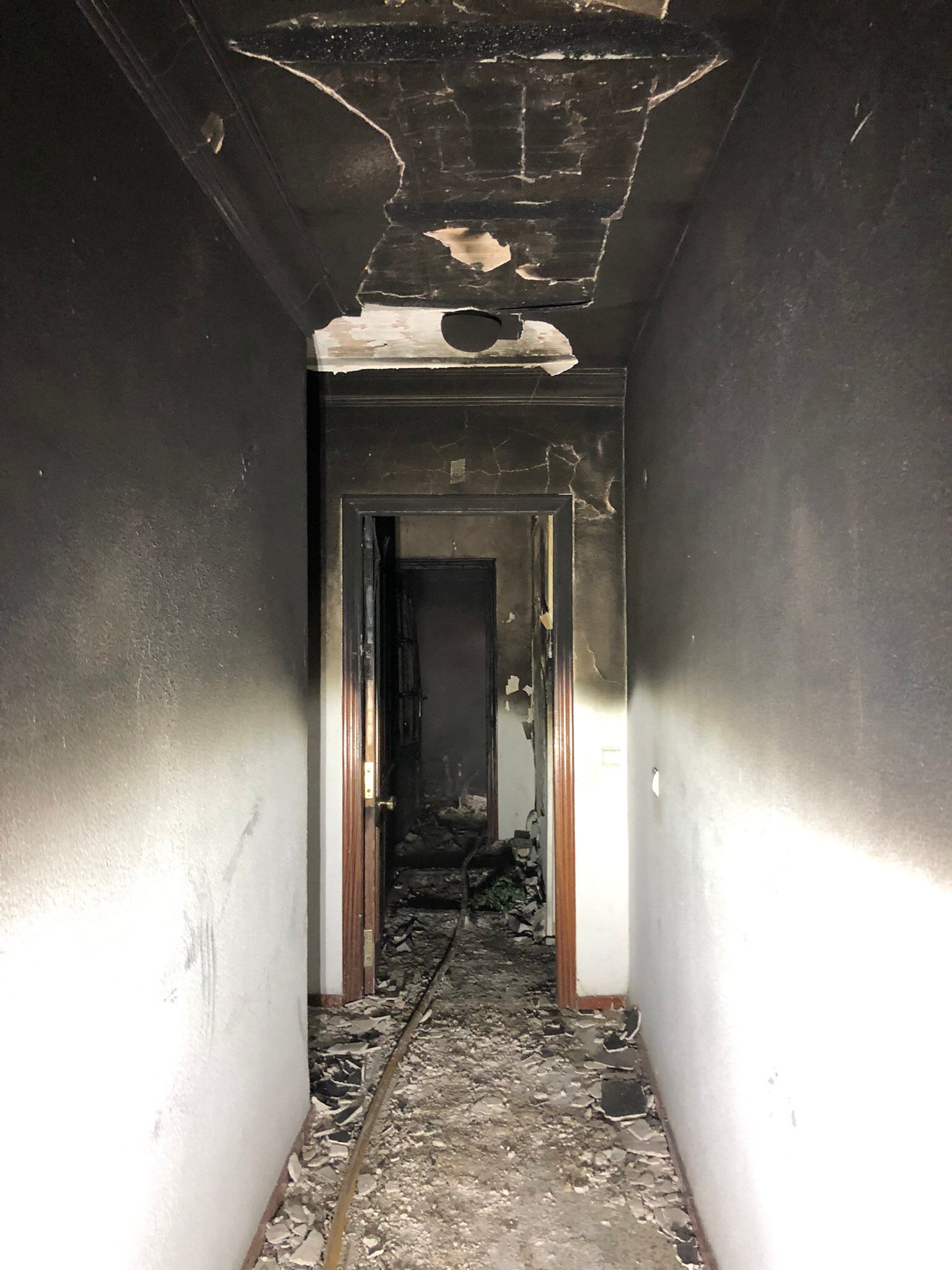 Vivienda afectada por el incendio en la avenida de Barcelona (Córdoba) esta madrugada.