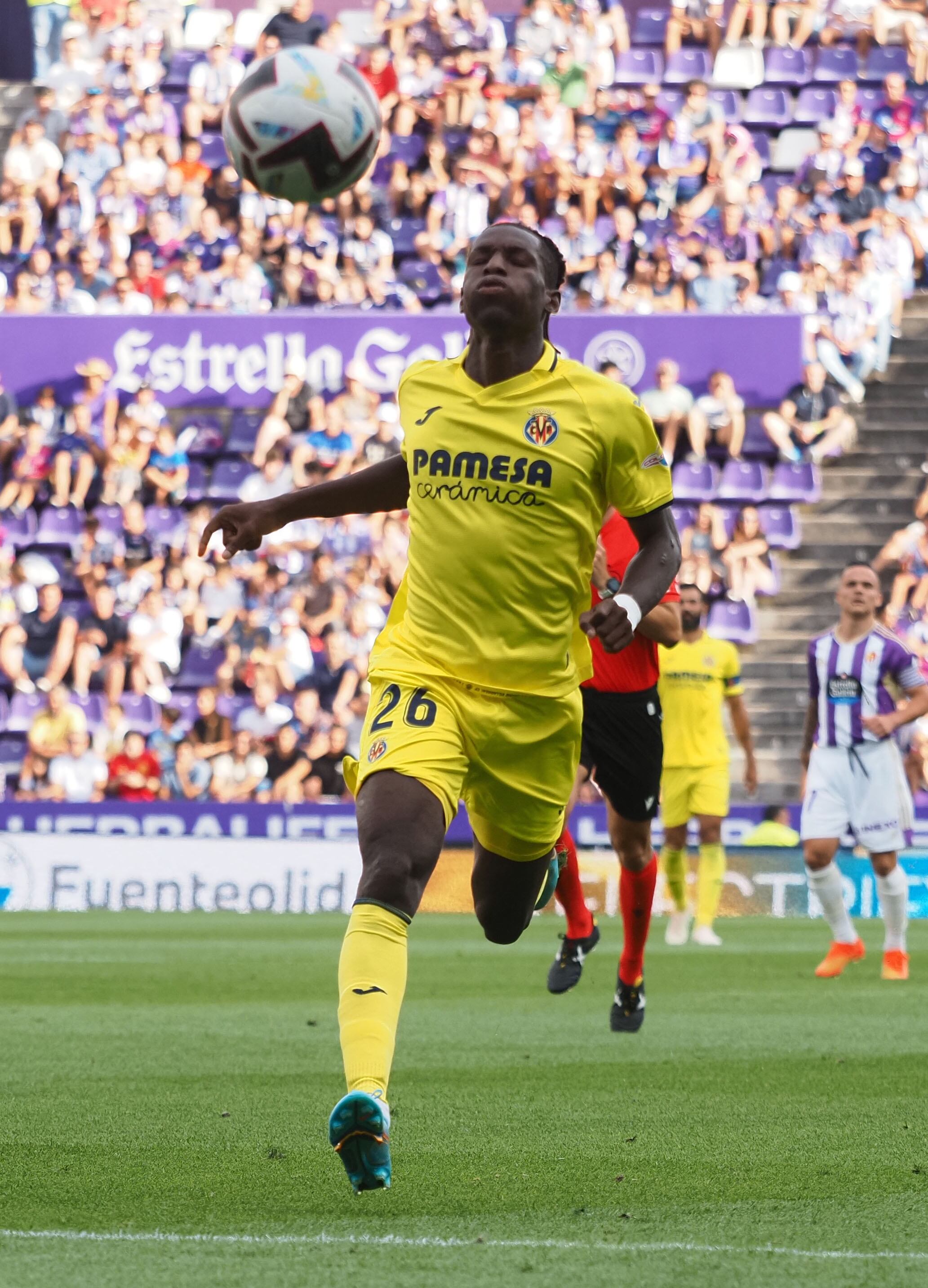 VALLADOLID, 13/08/2022.- El delantero senegalés del Villarreal Nicolas Jackson intenta controlar el balón durante el partido de Liga de Primera División disputado hoy en el estadio José Zorrila. EFE/R. GARCÍA
