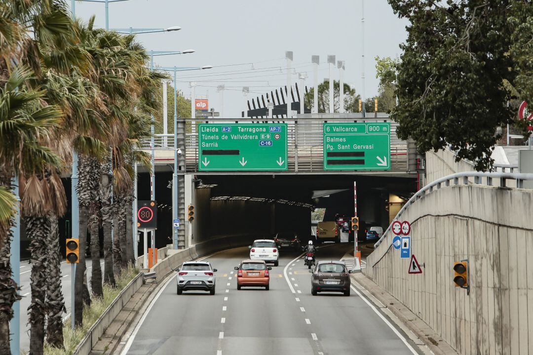 Vehículos en una carretera de Barcelona