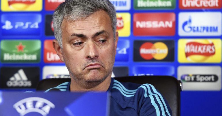 El entrenador del Chelsea, el portugués José Mourinho, da una rueda de prensa tras el entrenamiento celebrado en las instalaciones del club en Cobham