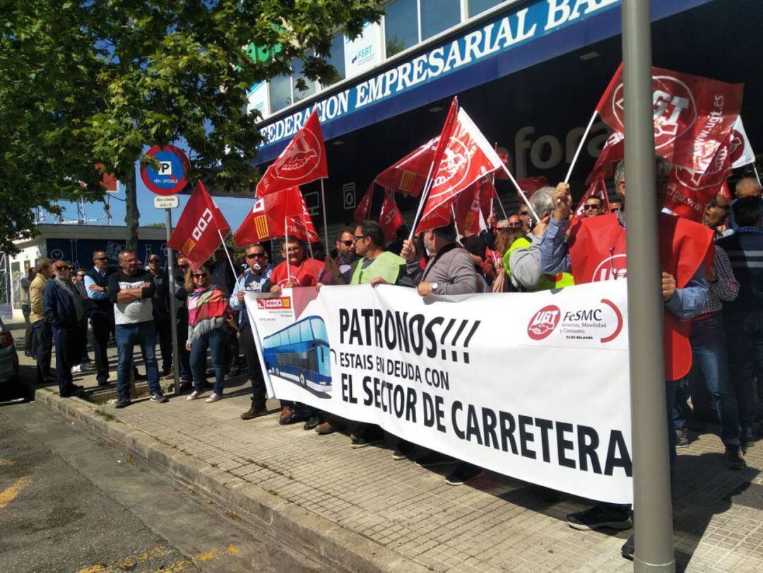 Manifestación de los sindicatos frente a la sede de la CAEB el pasado 17 de abril.