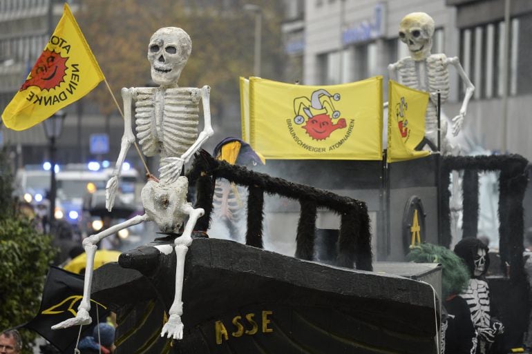 Un grupo de manifestantes porta el muñeco de un esqueleto en una de las protestas callejeras que se han registrado durante la cumbre del clima que esta semana se celebra en la ciudad alemana de Bonn. 