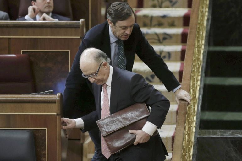 El ministro de Hacienda, Cristóbal Montoro, y el portavoz parlamentario del PP, Rafael Hernando (detrás),en el Congreso de los Diputados.