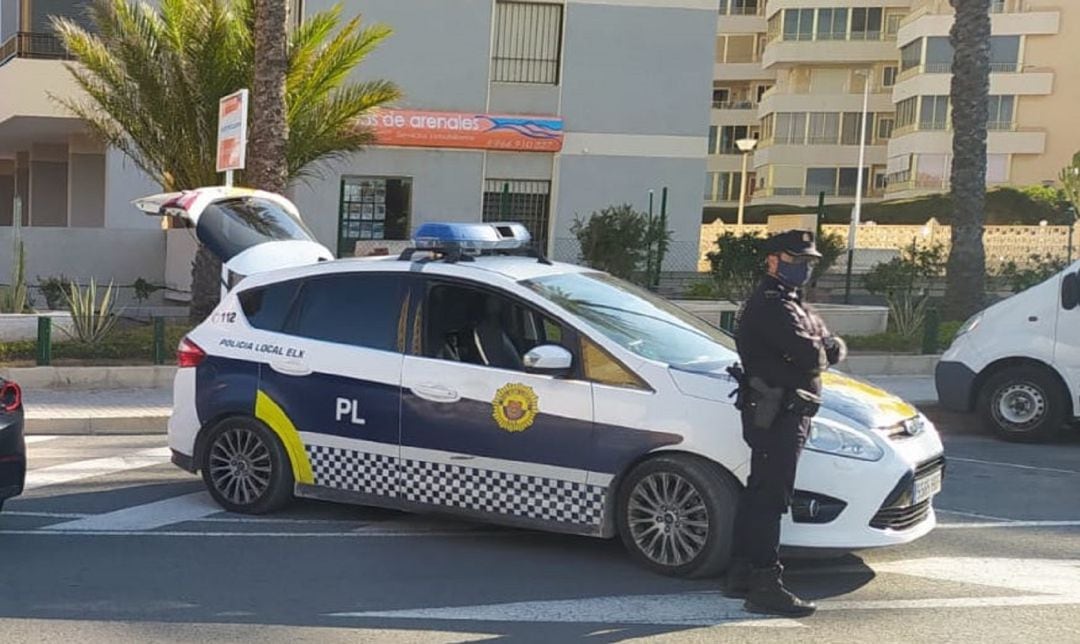 Varias de las patrullas de la Policia Local de Elche que acudieron al lugar de la pelea