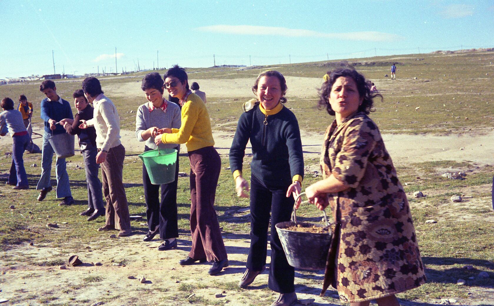 Cadena humana de mujeres desescombrando los solares de sus viviendas en Palomeras