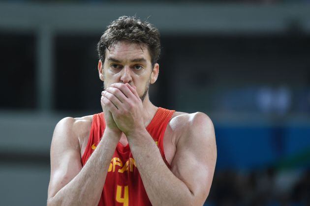 Pau Gasol defendiendo a la selección española
