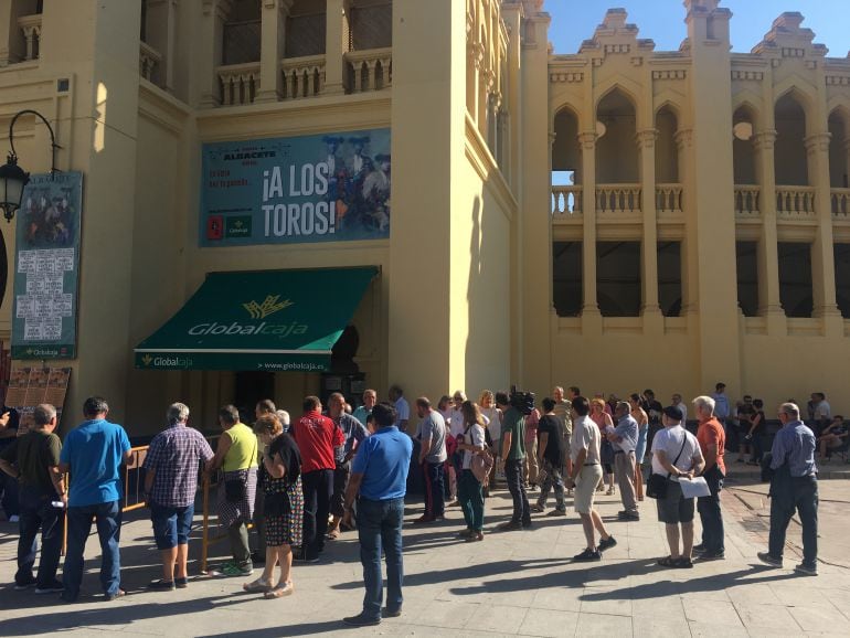 Fila para la compra de abonos de la Feria Taurina 2018